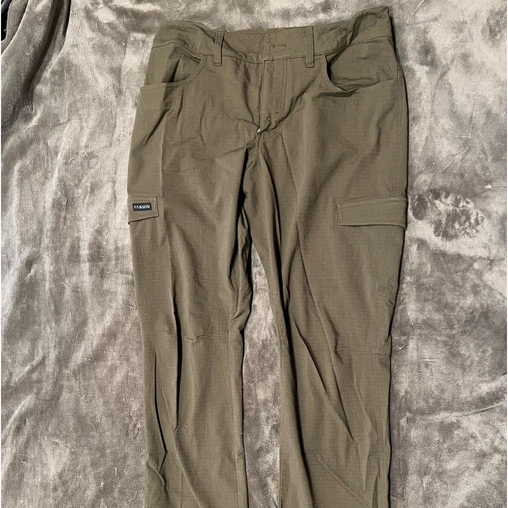 Kuiu cargo style pants in dark green-34
